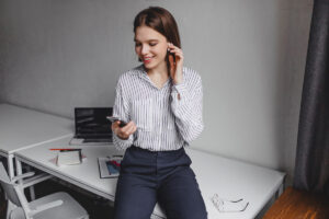 Profesional escuchando el podcast de ventas Se Traduce en Ventas